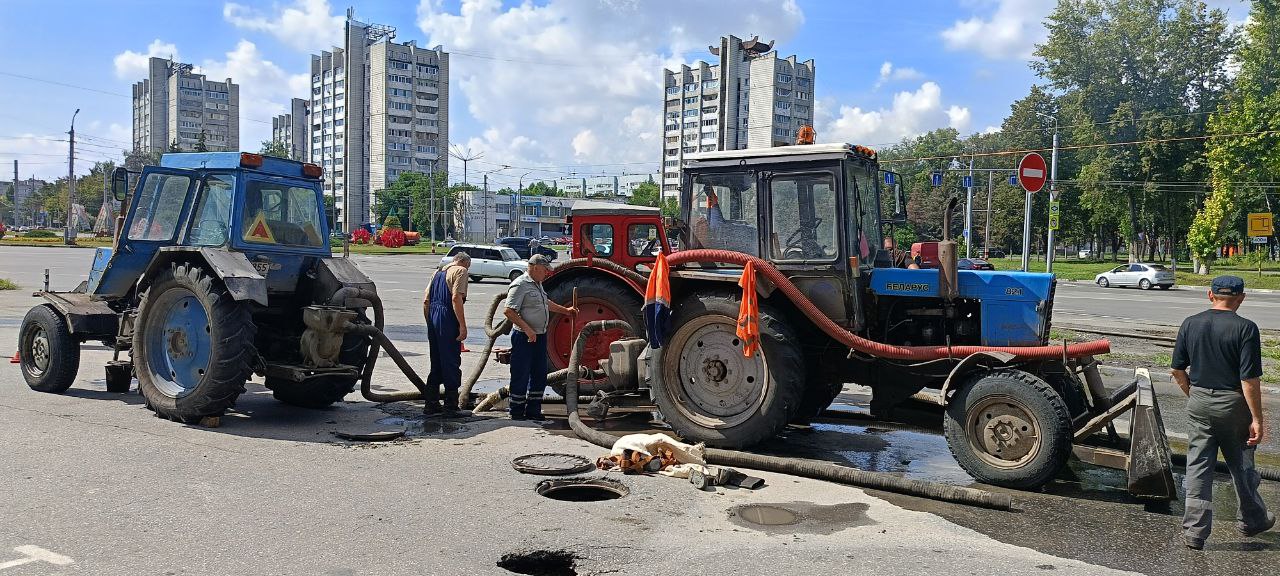 МУП «Ульяновскводоканал» устраняет утечки в центре и Ближнем Засвияжье.