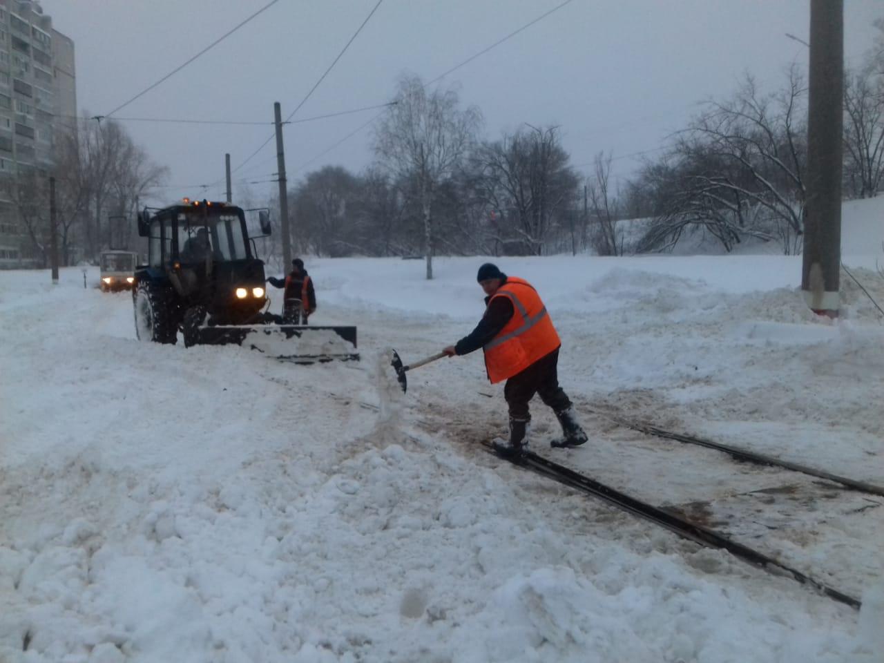 Городские службы Ульяновска продолжают бороться со снегопадом.