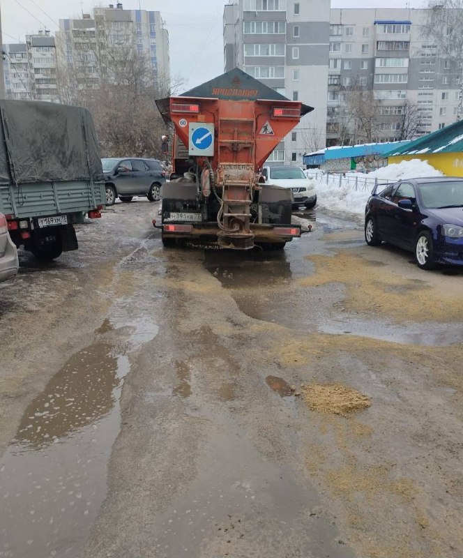 Из-за перепада температур в Ульяновске продолжается обработка дорог и тротуаров противогололёдными материалами.