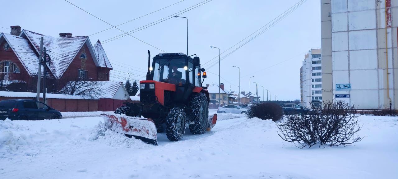 Больше 100 единиц спецтехники в дневную смену очищают улицы Ульяновска от снега и наледи.