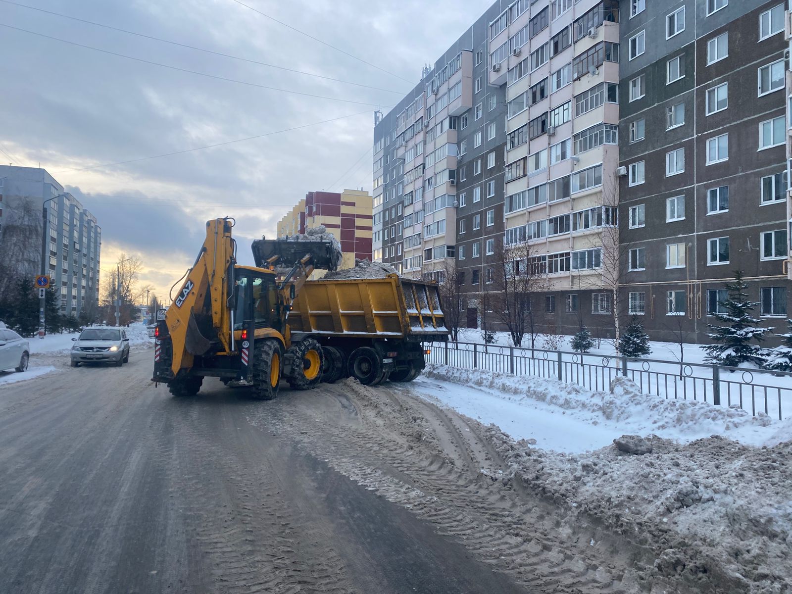 Днём 18 декабря улицы Ульяновска очищают 70 единиц техники МБУ «Дорремстрой».