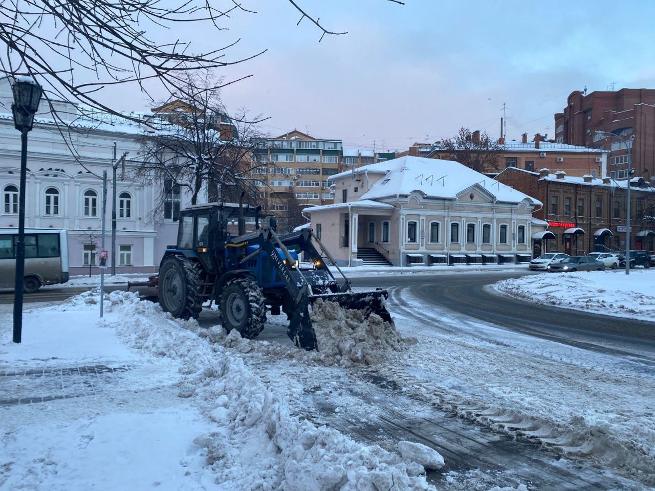 Днём 14 декабря с улиц Ульяновска продолжают вывозить снег.