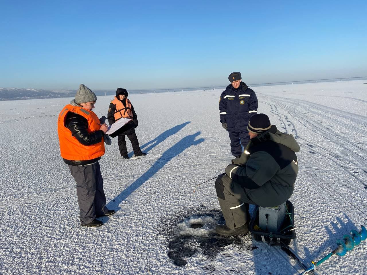В Ульяновске начали составлять протоколы за выход на тонкий лёд.