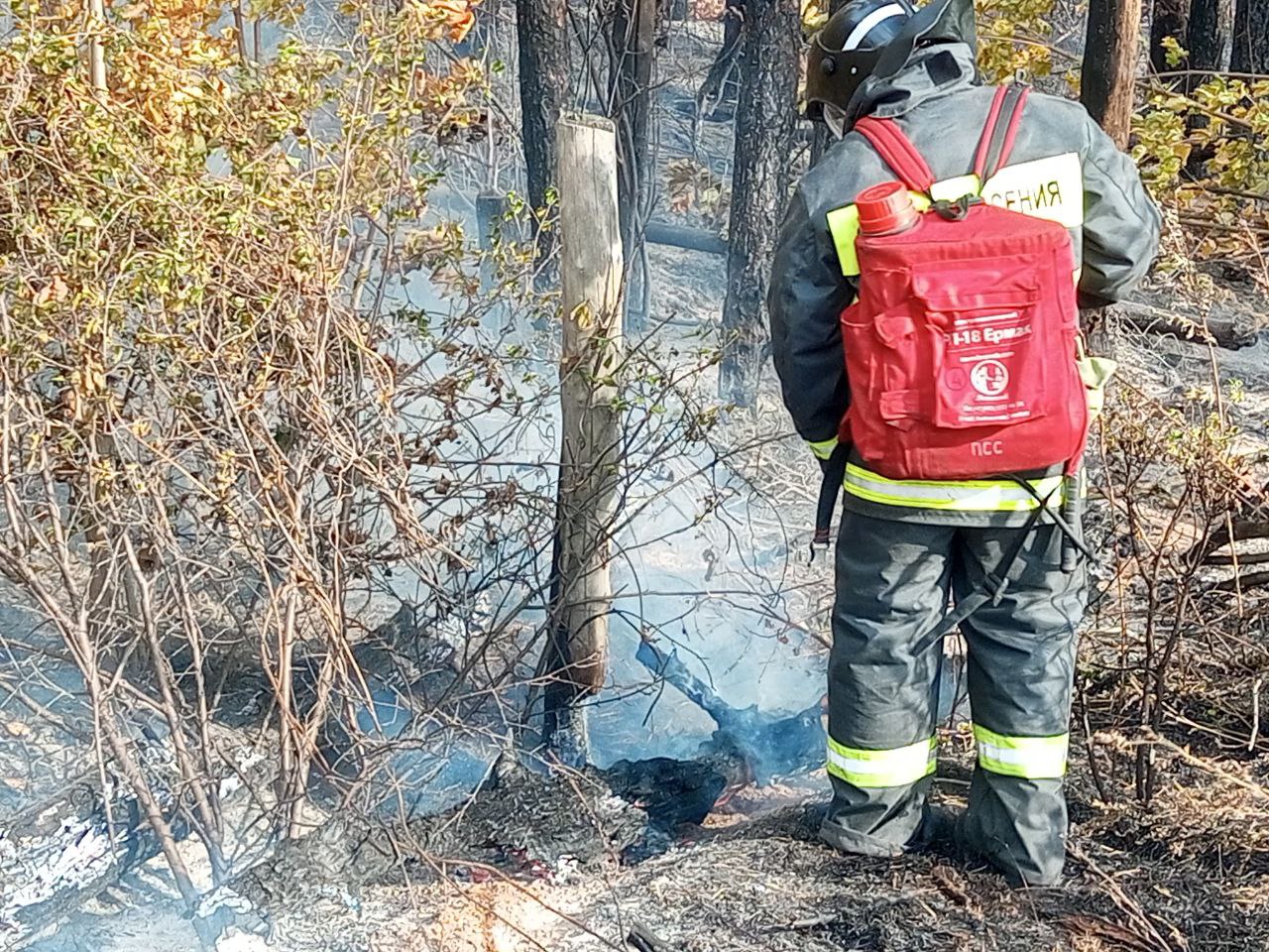 Городские службы Ульяновска помогают МЧС тушить пожар в районе Поливно.