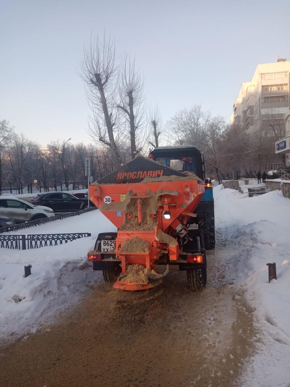 С начала снегопадов ульяновские дорожники использовали более 19 тысяч тонн противогололёдных материалов.