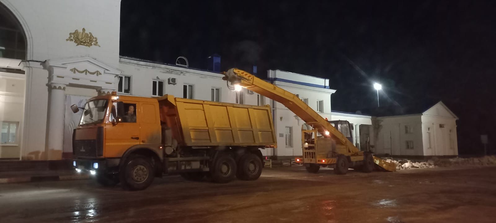 За сутки ульяновские дорожники использовали 165 тонн противогололёдных материалов.
