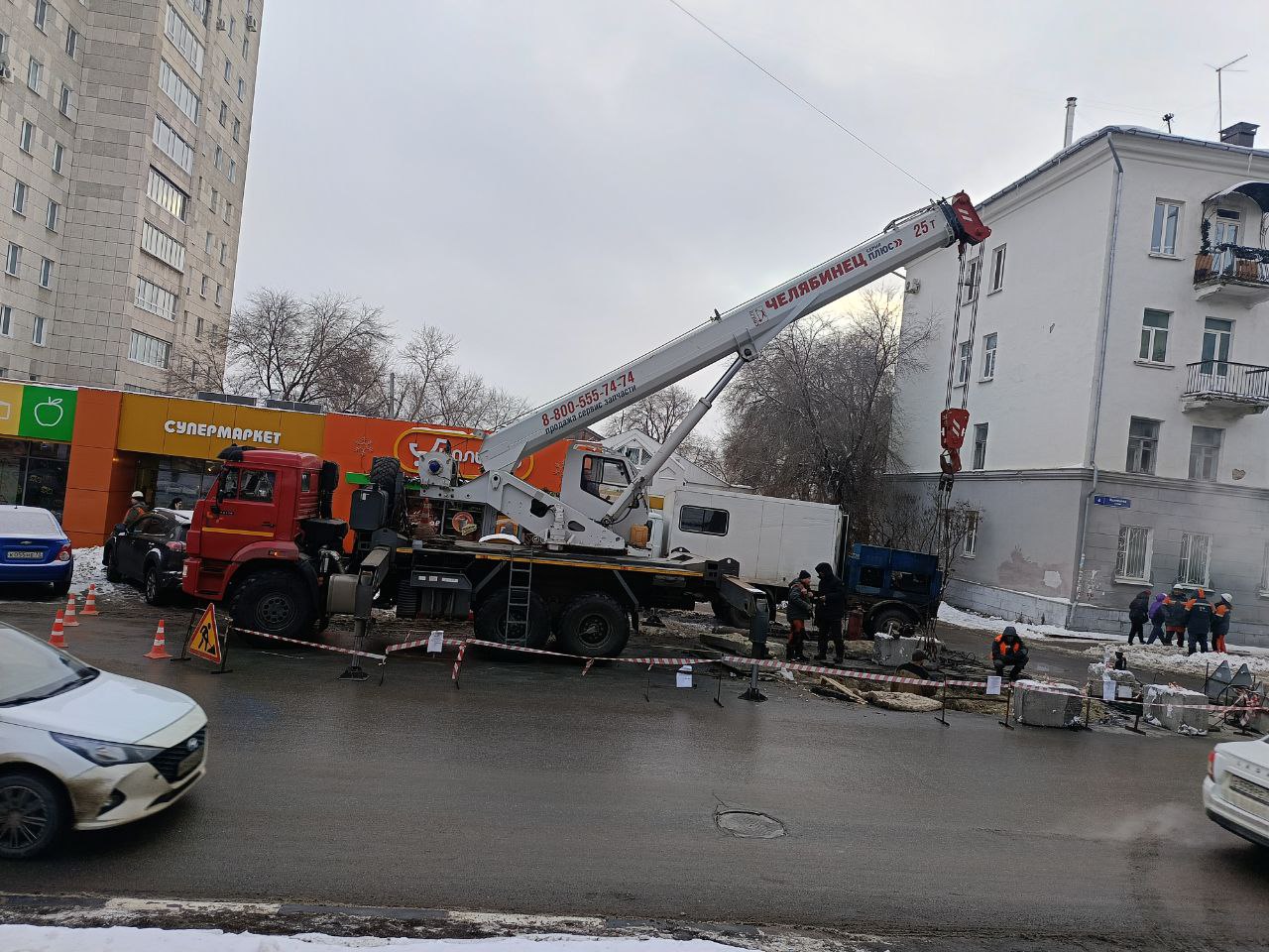 В центре Ульяновска устраняют повреждение теплосети.