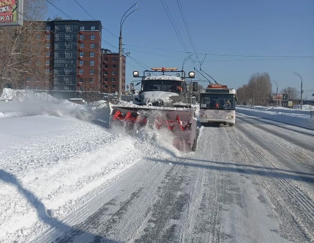 Днём 2 февраля улицы Ульяновска очищает 96 единиц спецтехники.