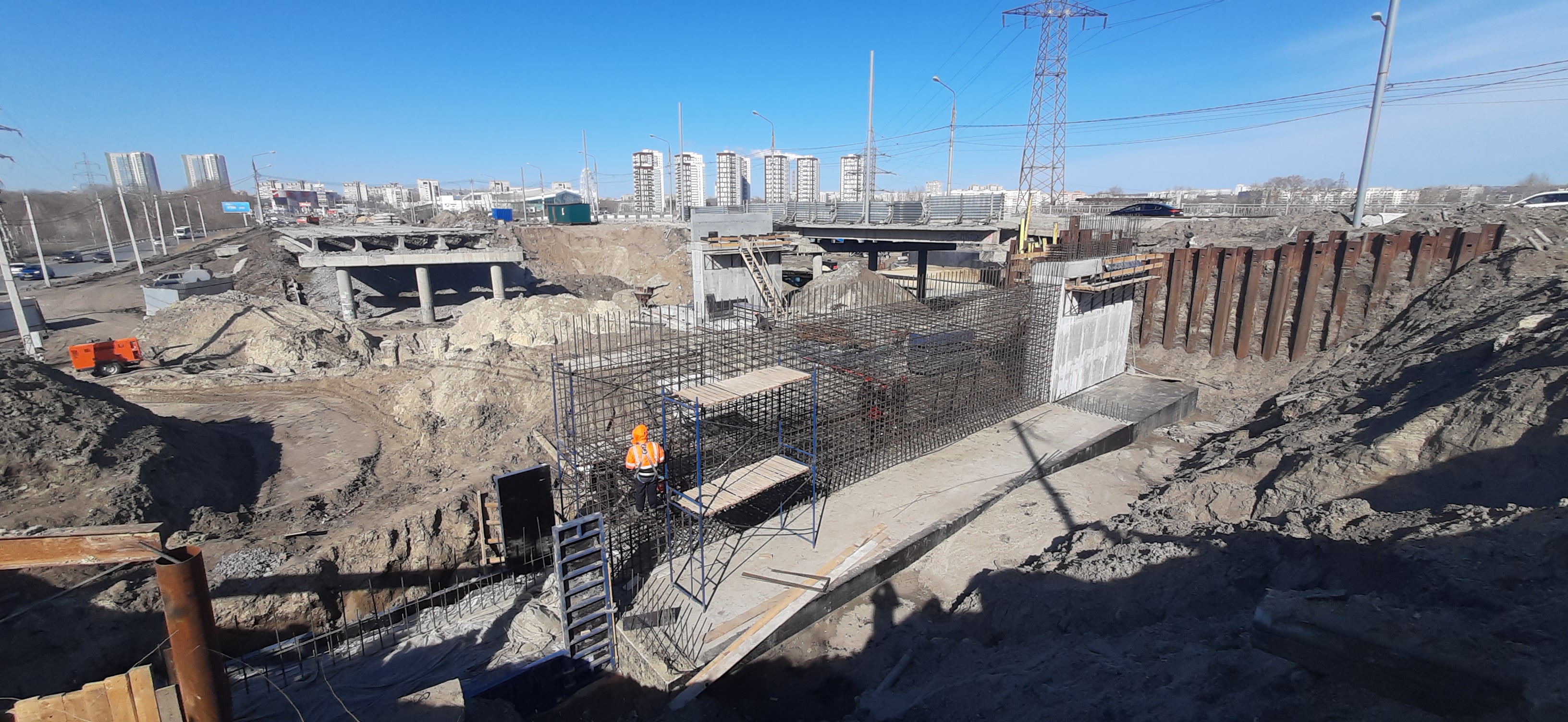 Реконструкция моста по улице Минаева проводится одновременно на пяти участках.