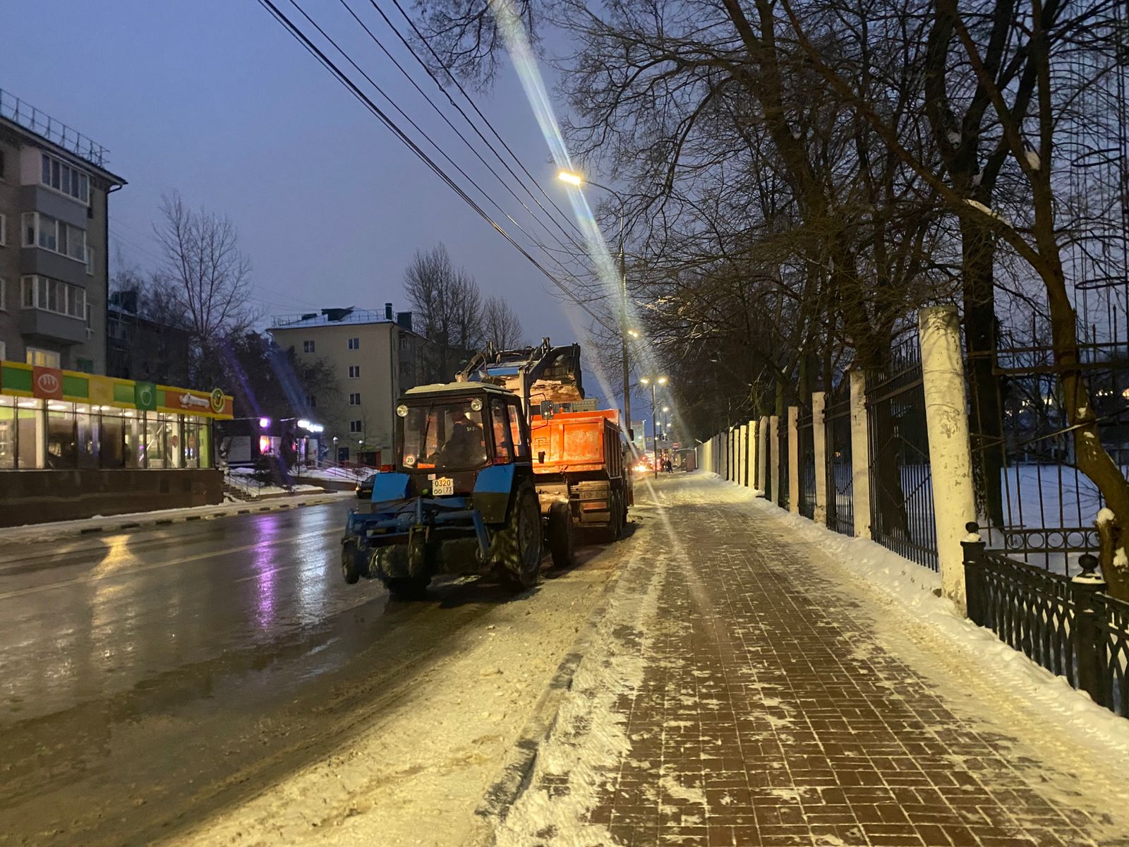 В ночь на 21 декабря с дорог Ульяновска вывезли 120 самосвалов снега.