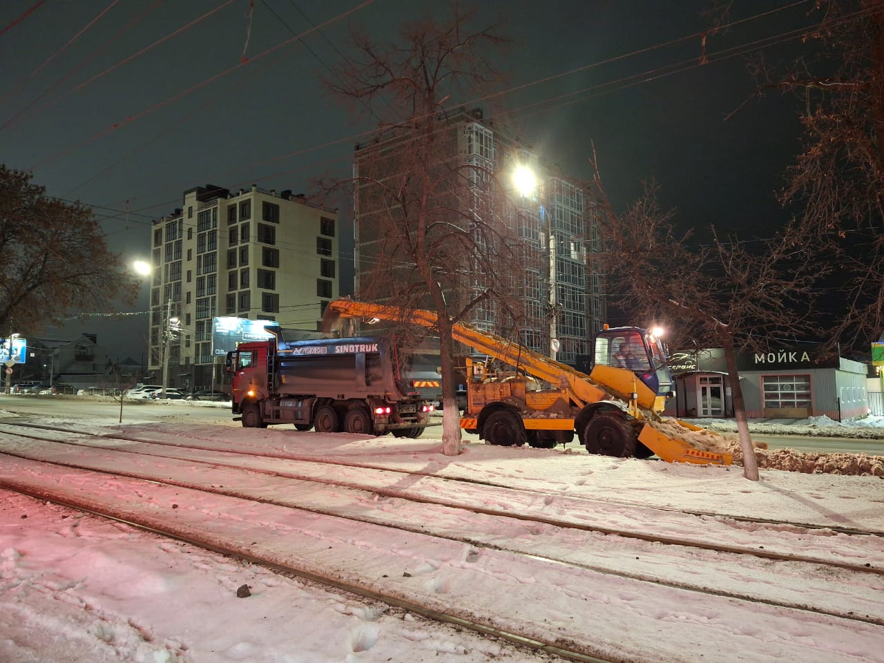 За ночь с дорог Ульяновска вывезли 83 самосвала снега.