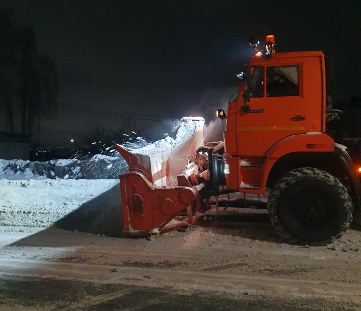 Ульяновские дорожники устраняют последствия сильного снегопада и метели.