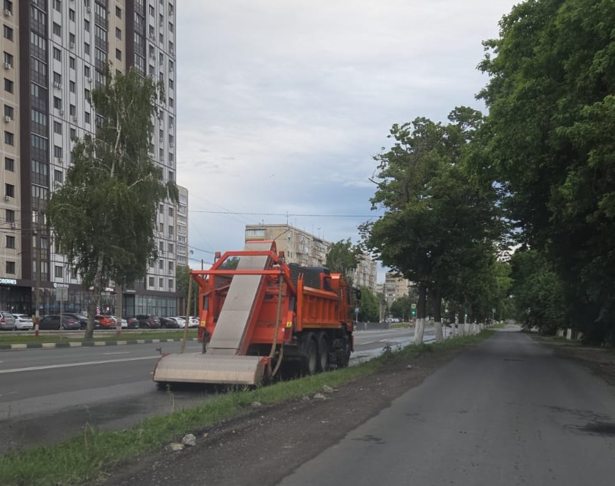 Ульяновские дорожники очищают проезжую часть и проверяют ливнёвки.