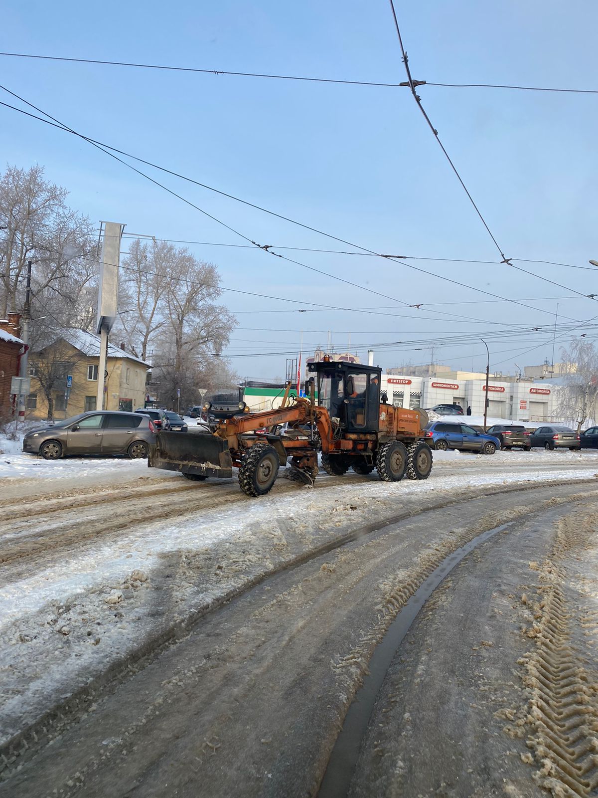 Городские службы Ульяновска совместно устраняют последствия утечки ХВС в центре города.