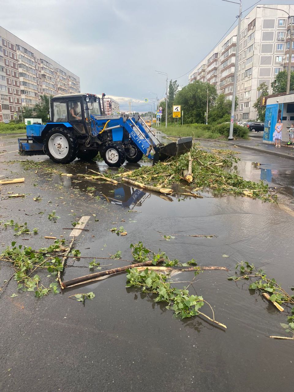 В Ульяновске после сильного дождя восстанавливают подачу электроэнергии, водоснабжение и убирают упавшие ветки.
