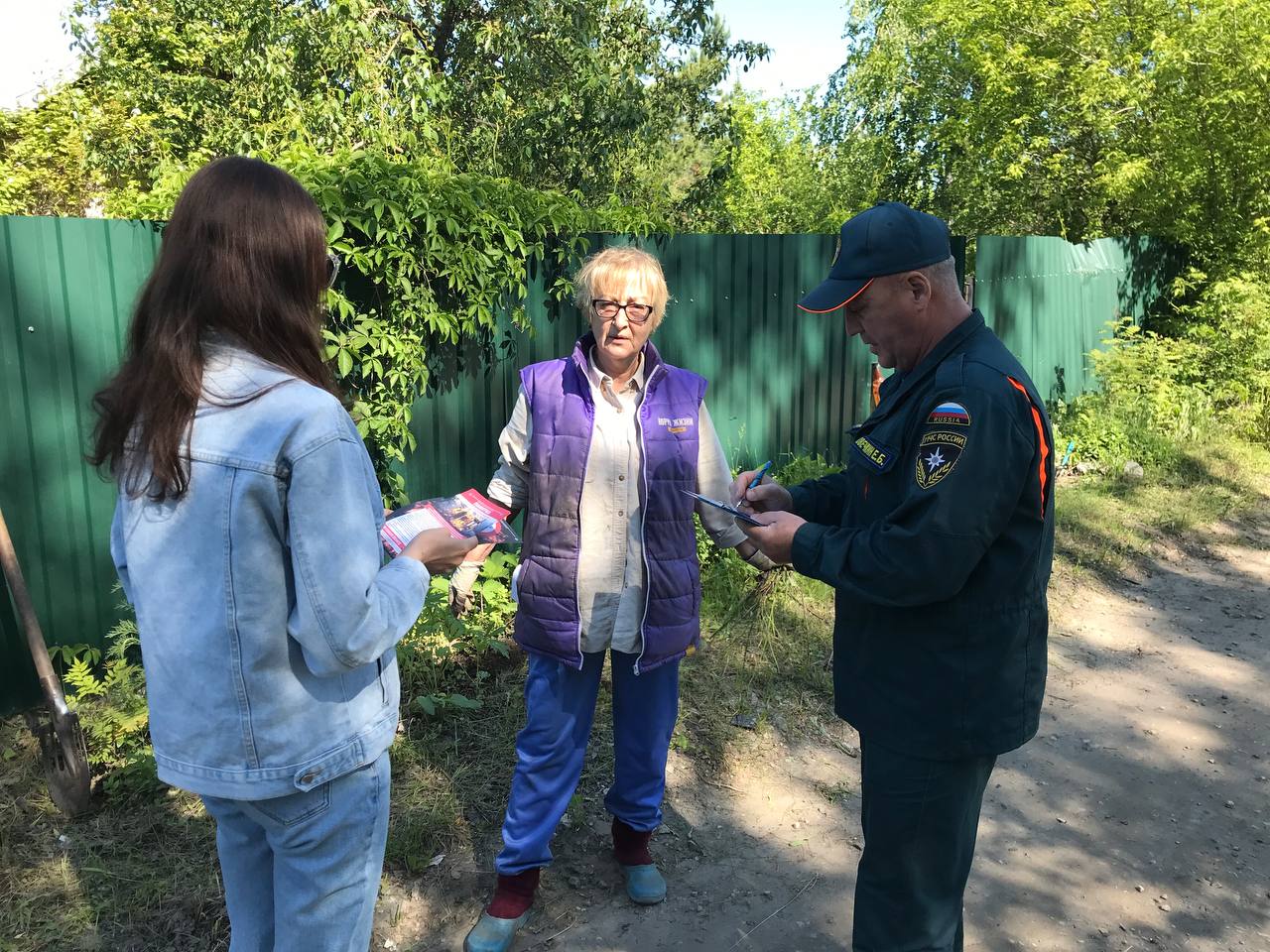 Из-за поджога тополиного пуха в Ульяновске горела автостоянка.