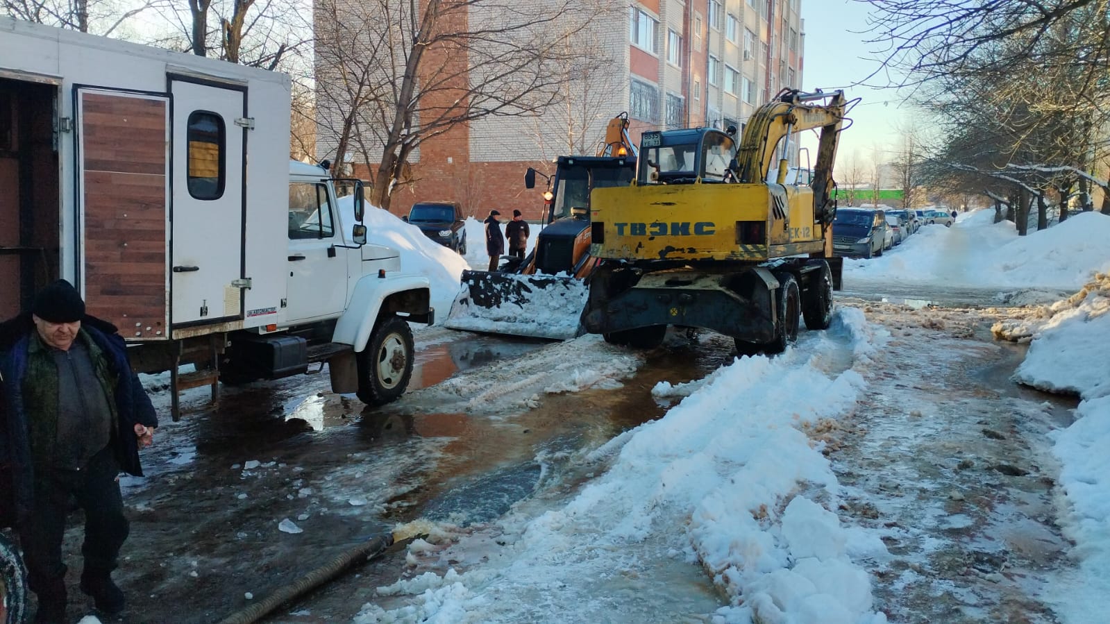 Городские службы Ульяновска ликвидируют подтопление улиц в Дальнем Засвияжье.