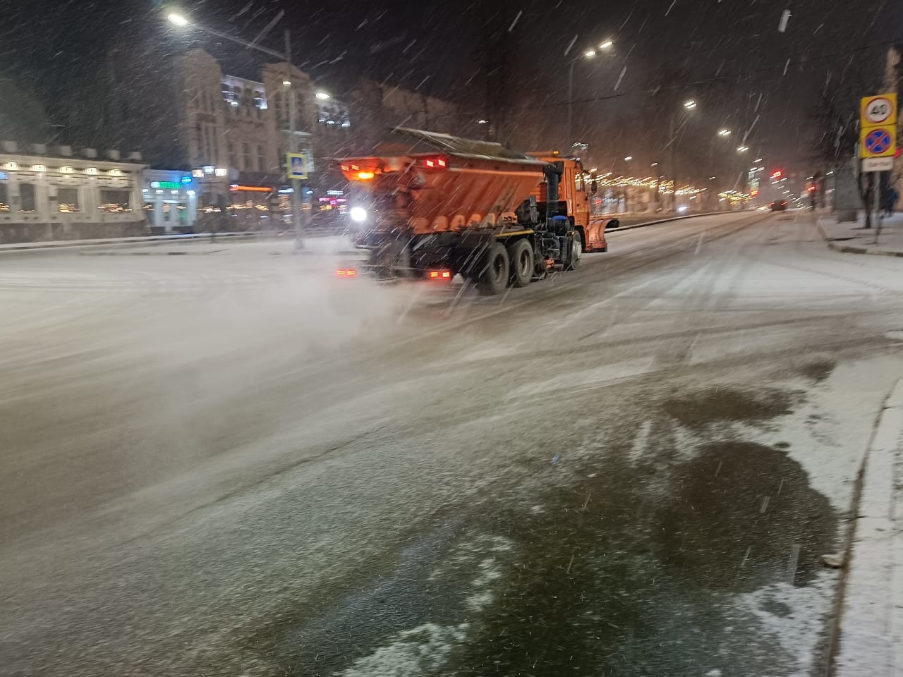 В Ульяновске в связи со снегом усилили посыпку дорог и тротуаров.