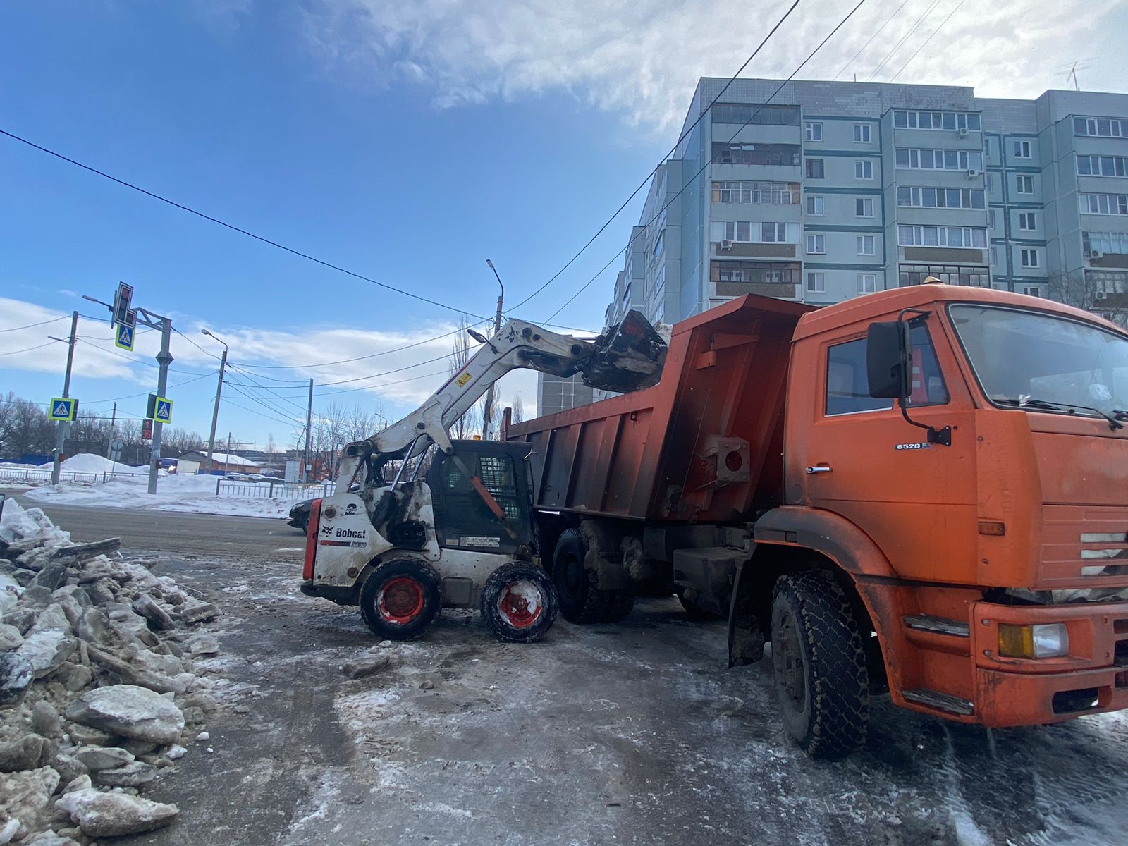 Днем 6 марта на улицах Ульяновска работает 86 единиц техники.
