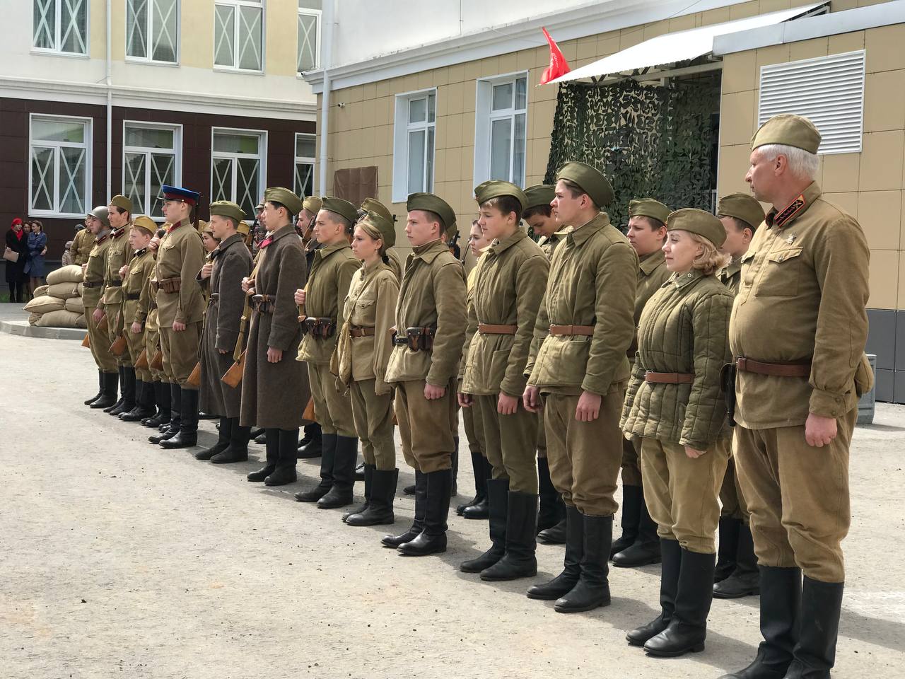 В Ульяновске показали военно-историческое театральное представление «Победный май».