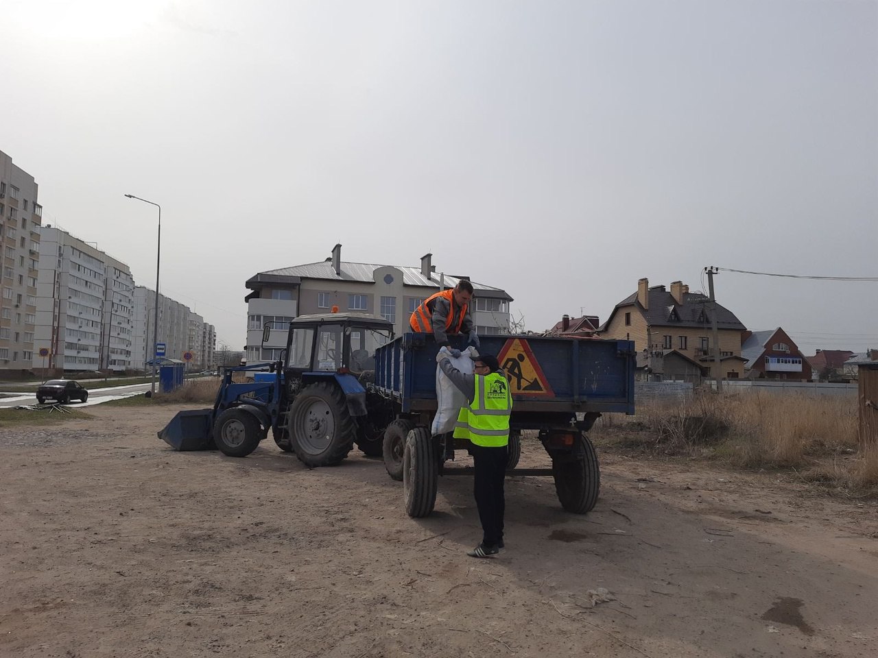 Более 1300 кубометров мусора вывезли с территории Ульяновска во время субботника.