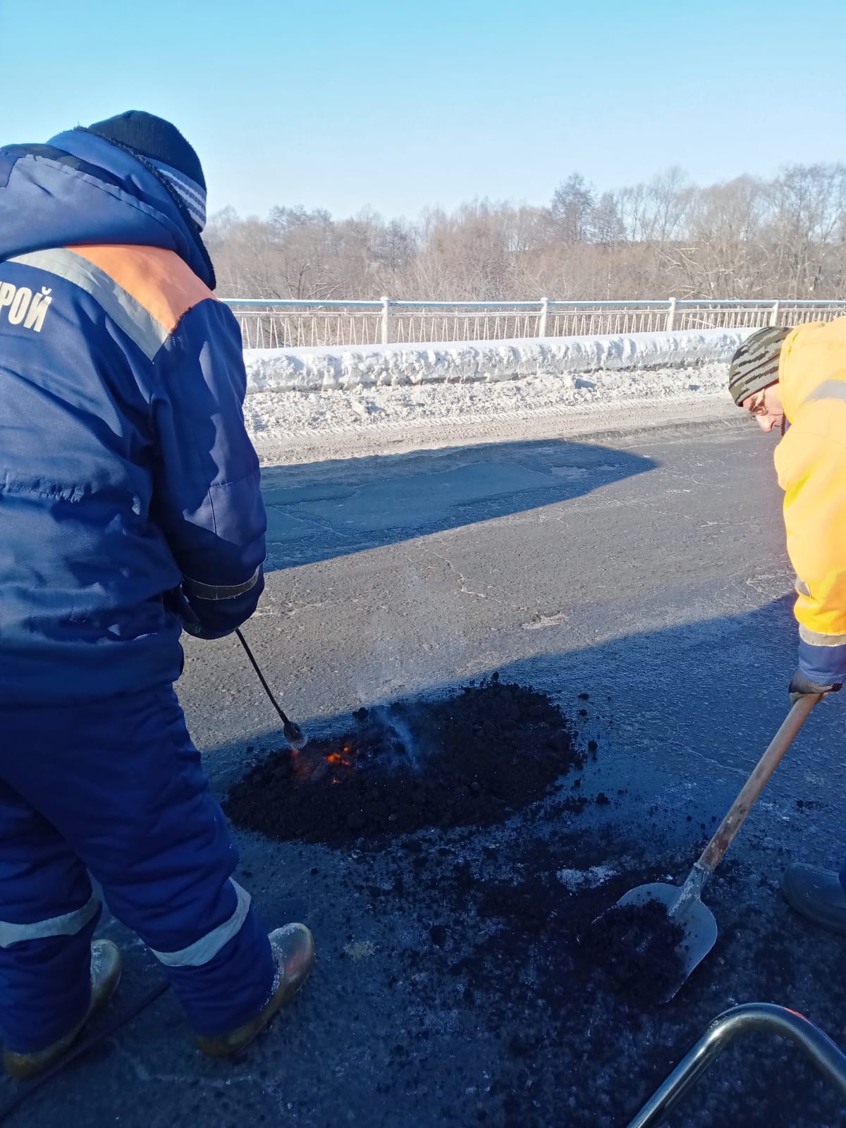 Три бригады ремонтируют улицы Ульяновска холодным асфальтом.