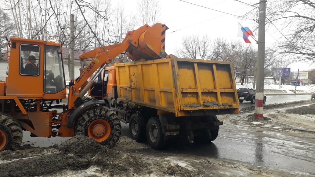65 единиц техники МБУ «Дорремстрой»  с раннего утра борются с гололедицей на улицах Ульяновска.