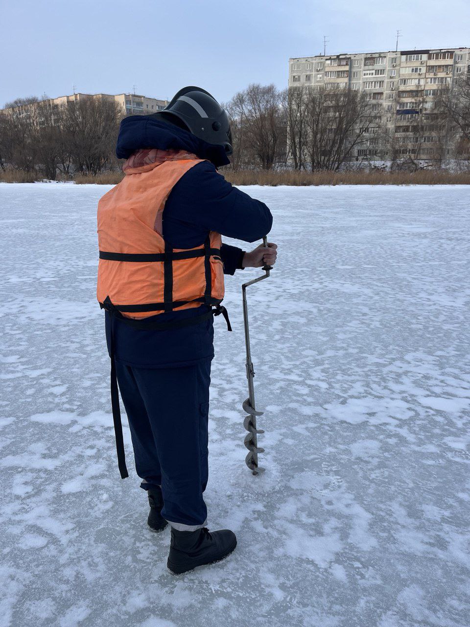 Лёд на водоёмах Ульяновска остаётся пористым и рыхлым.