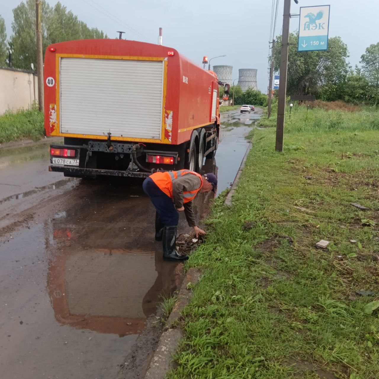Ульяновские дорожники продолжают чистить ливнёвки.