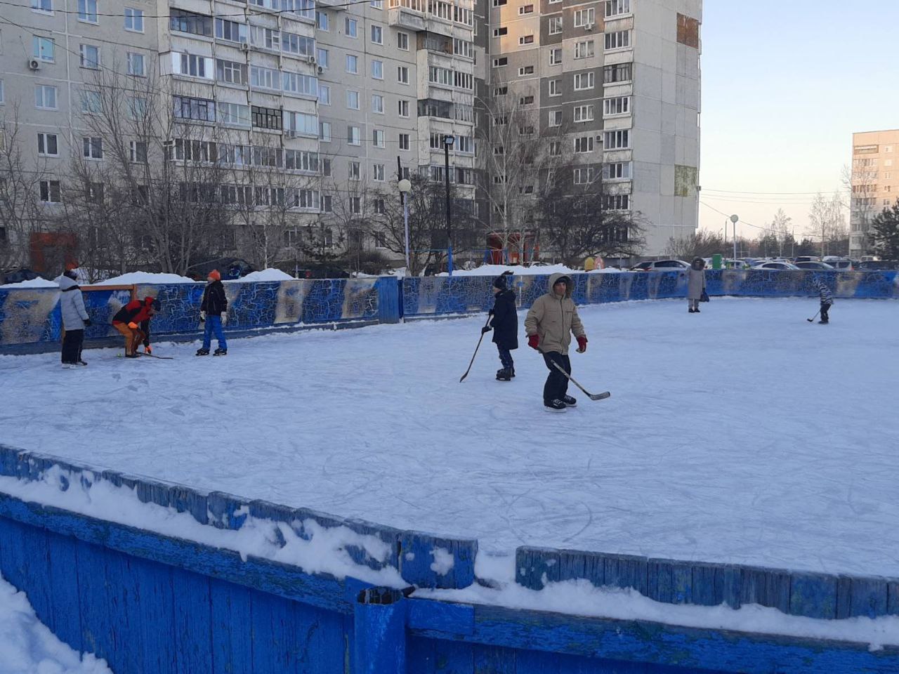 Во дворах Ульяновска заливают хоккейные корты.