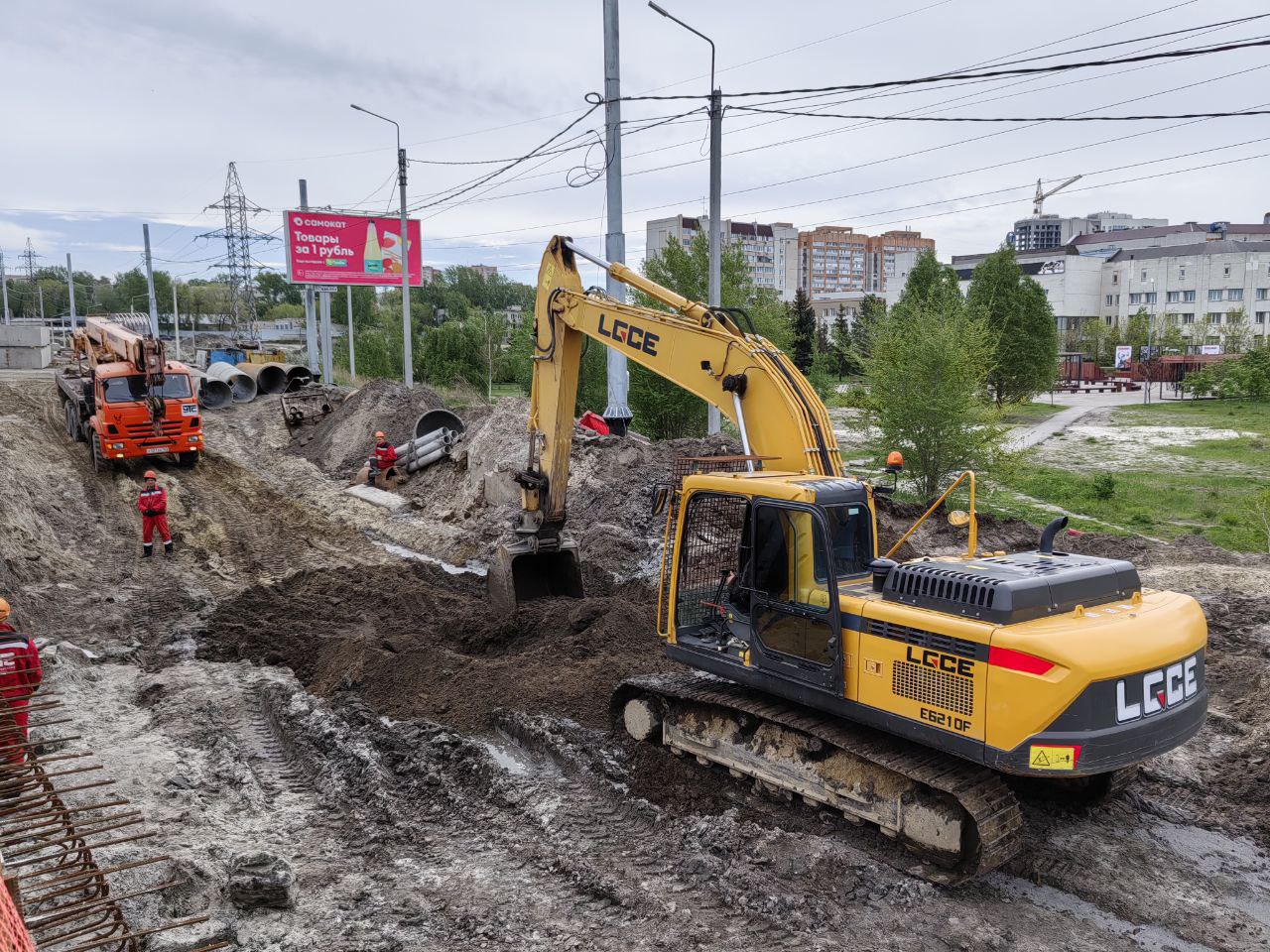 На шестой опоре моста по улице Минаева завершили устройство свайного поля.