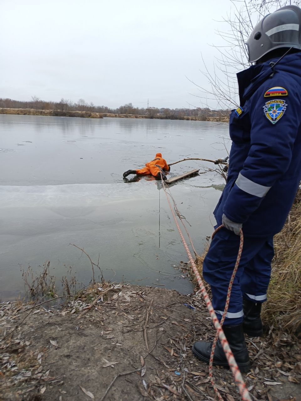 Ульяновские спасатели вытащили из воды провалившегося под лёд человека.