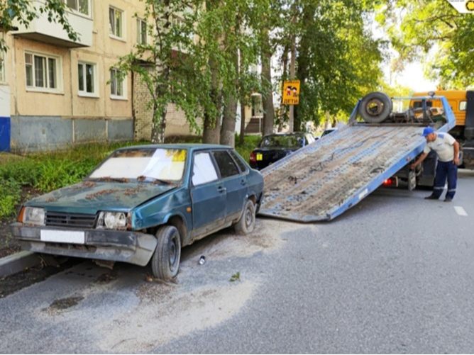 В Ульяновске усилили контроль за парковкой автомобилей на газонах.