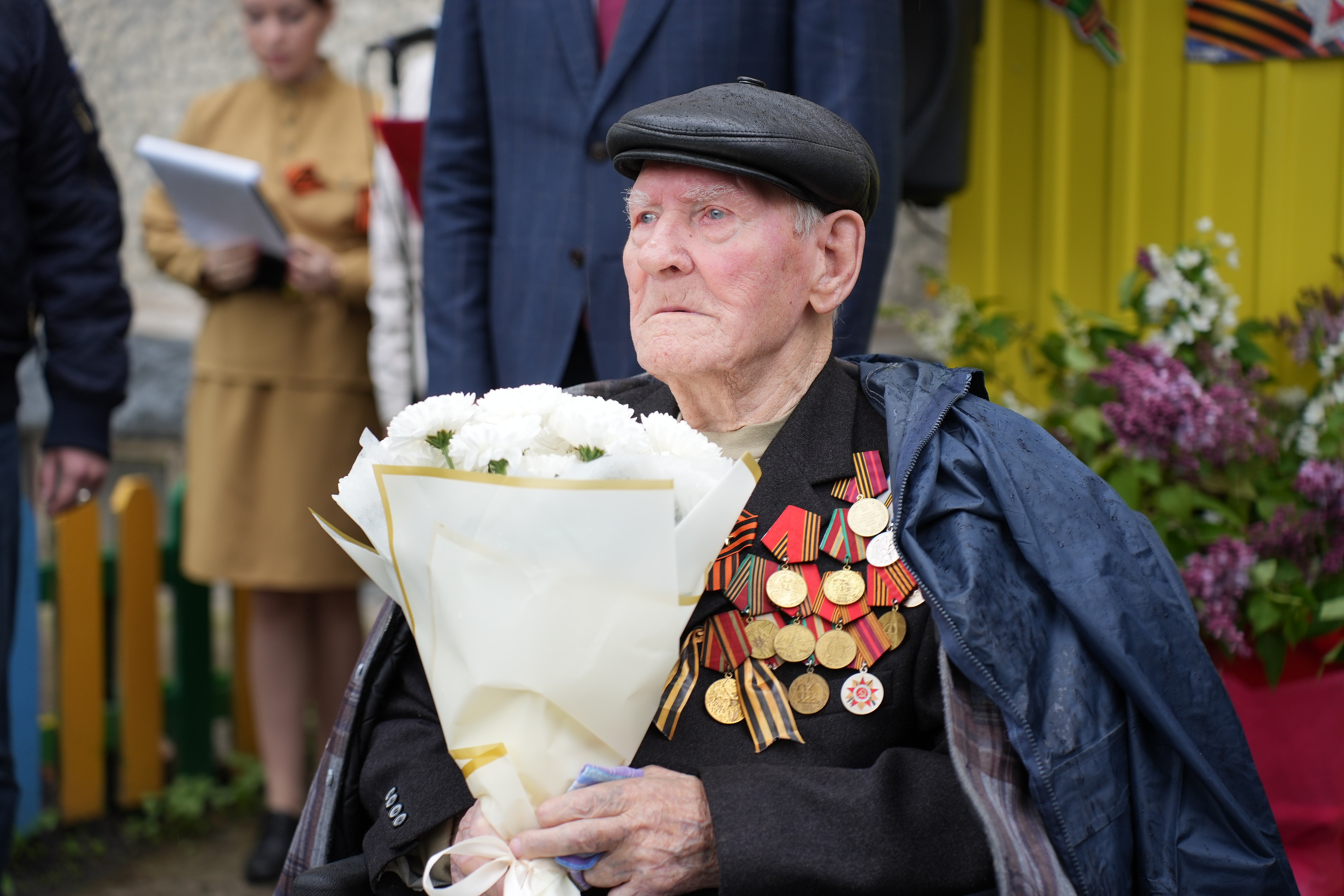 Парады Победы начались во дворах ульяновских ветеранов.