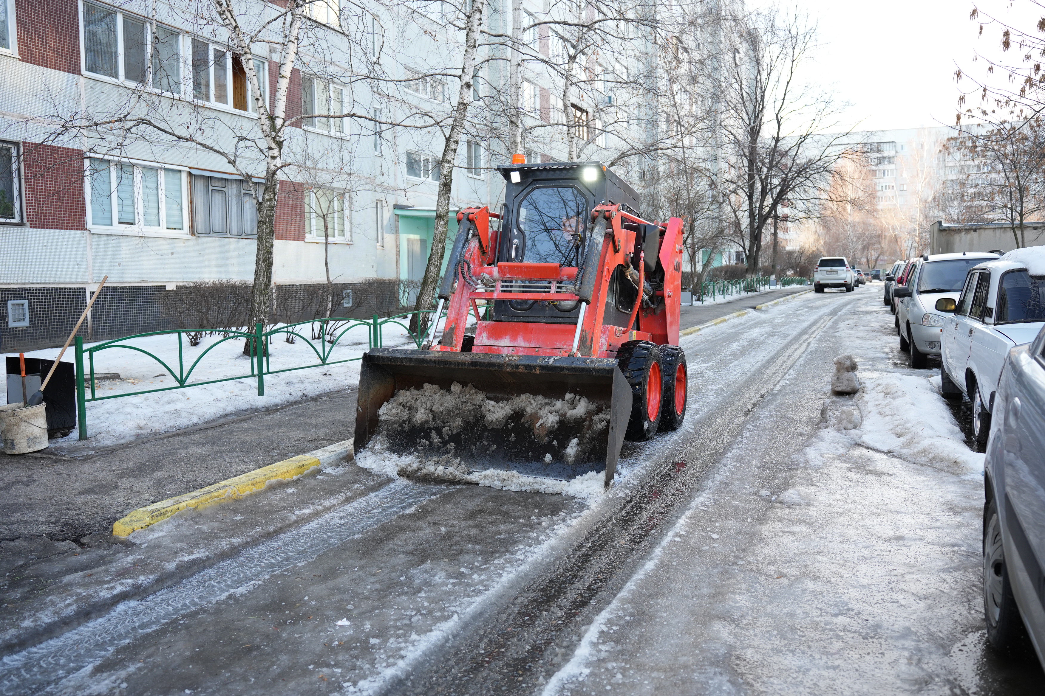 Управляющим компаниям Ульяновска выдано 142 предписания по уборке кровель и дворов.