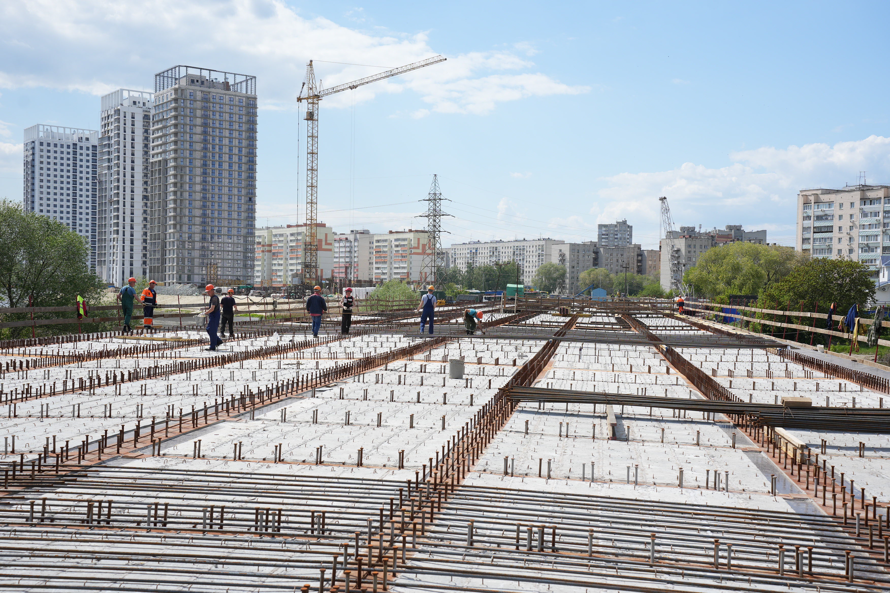 На новом мосту в створе улиц Шевченко и Смычки готовят дорожное основание.