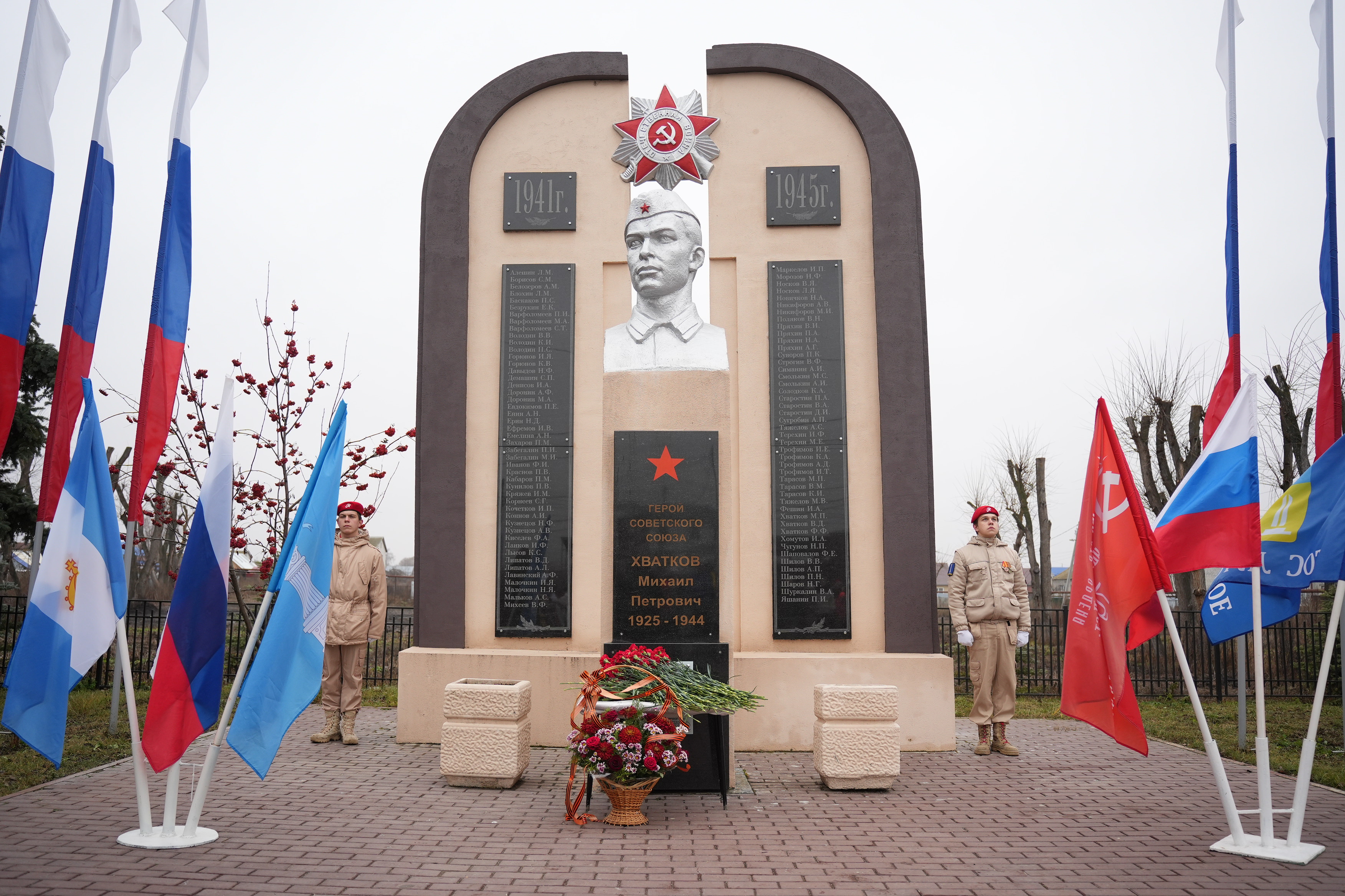 В Ульяновске отметили 100-летие Героя Советского Союза Михаила Хваткова.