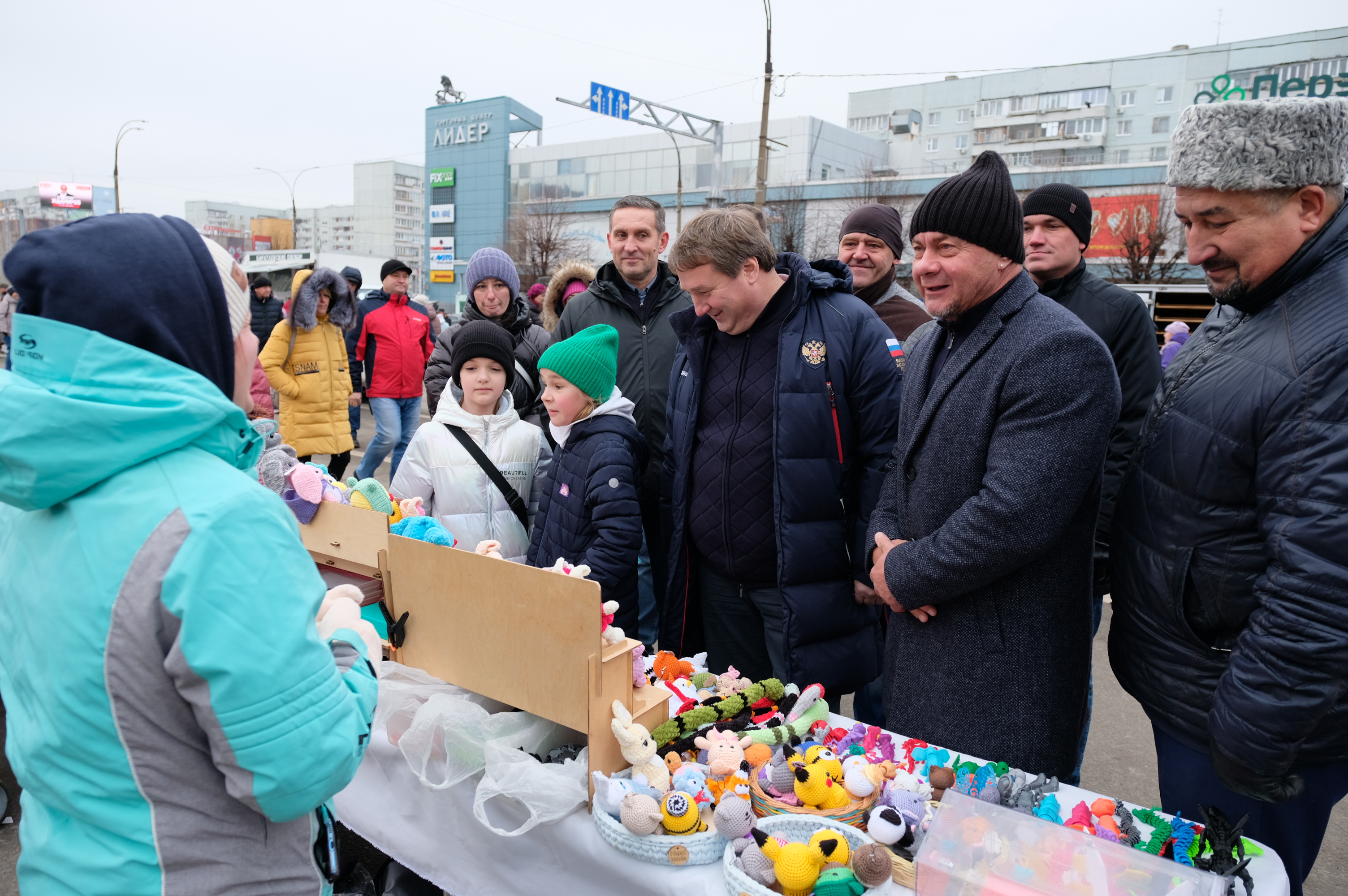 Ярмарка в Заволжском районе радует ульяновцев ассортиментом и низкими ценами.