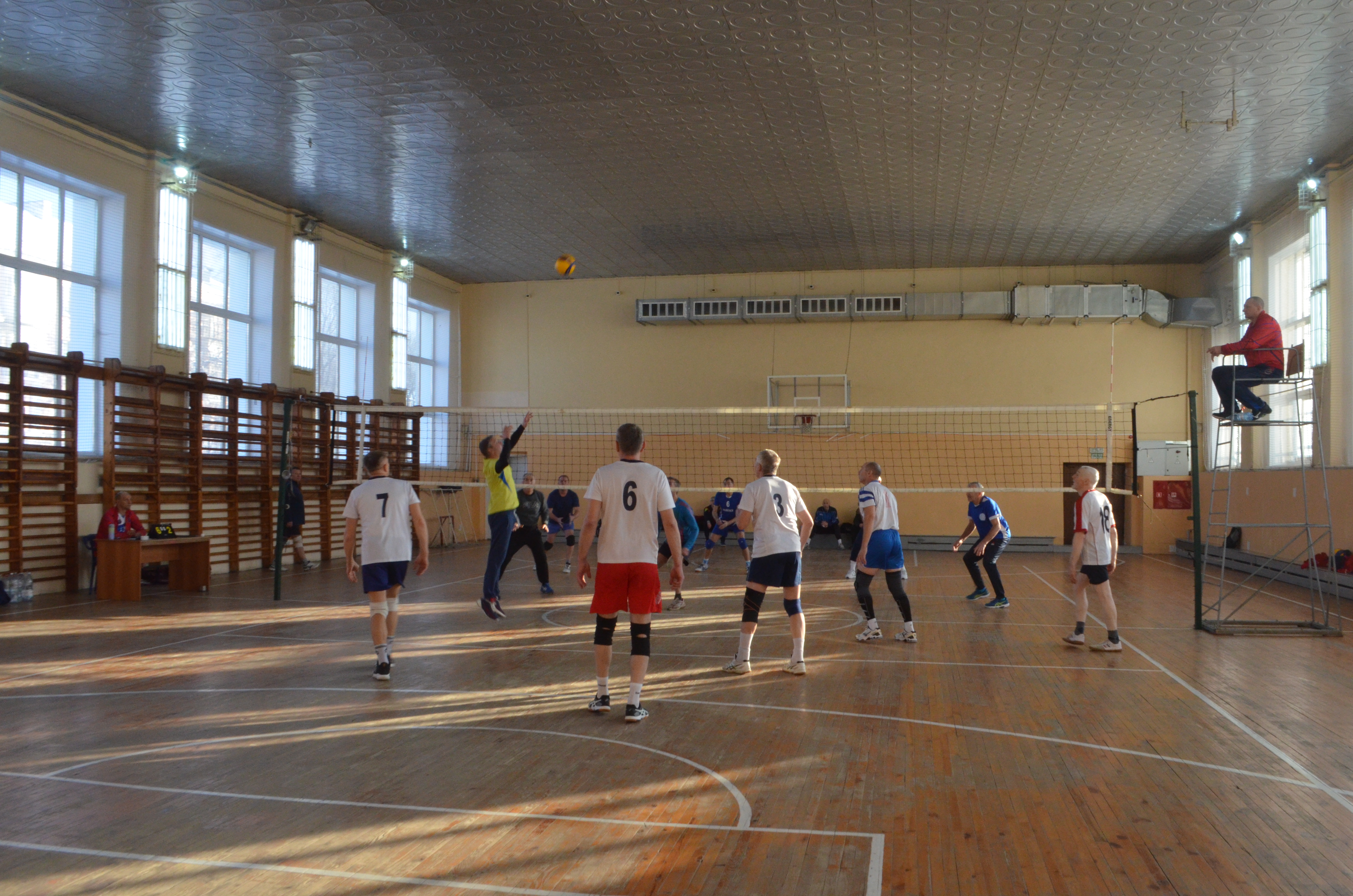 В спортзале ульяновского стадиона «Волга» проходит волейбольный турнир среди ветеранов.