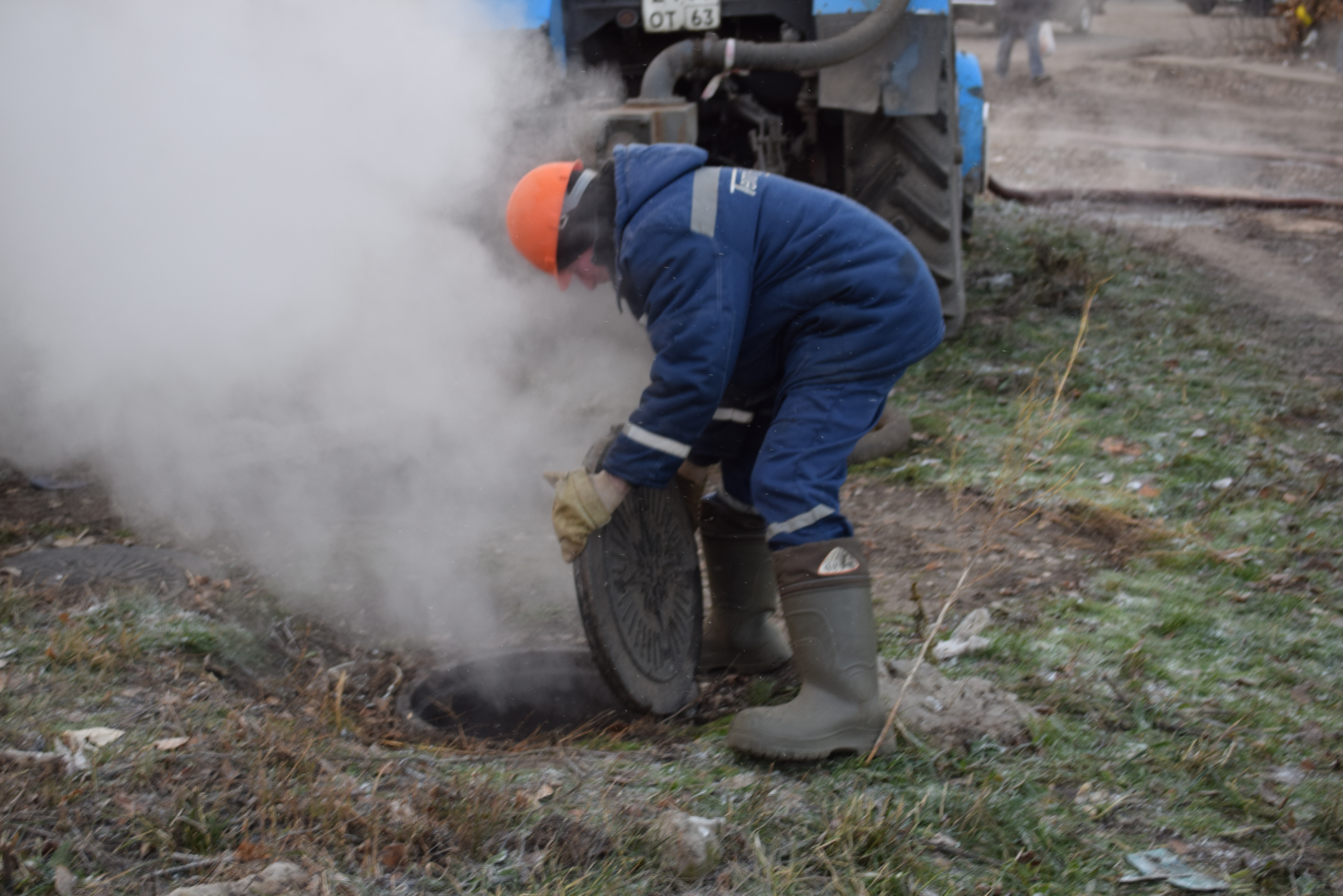 Ульяновские энергетики устраняют повреждение на тепломагистрали в Засвияжском районе.