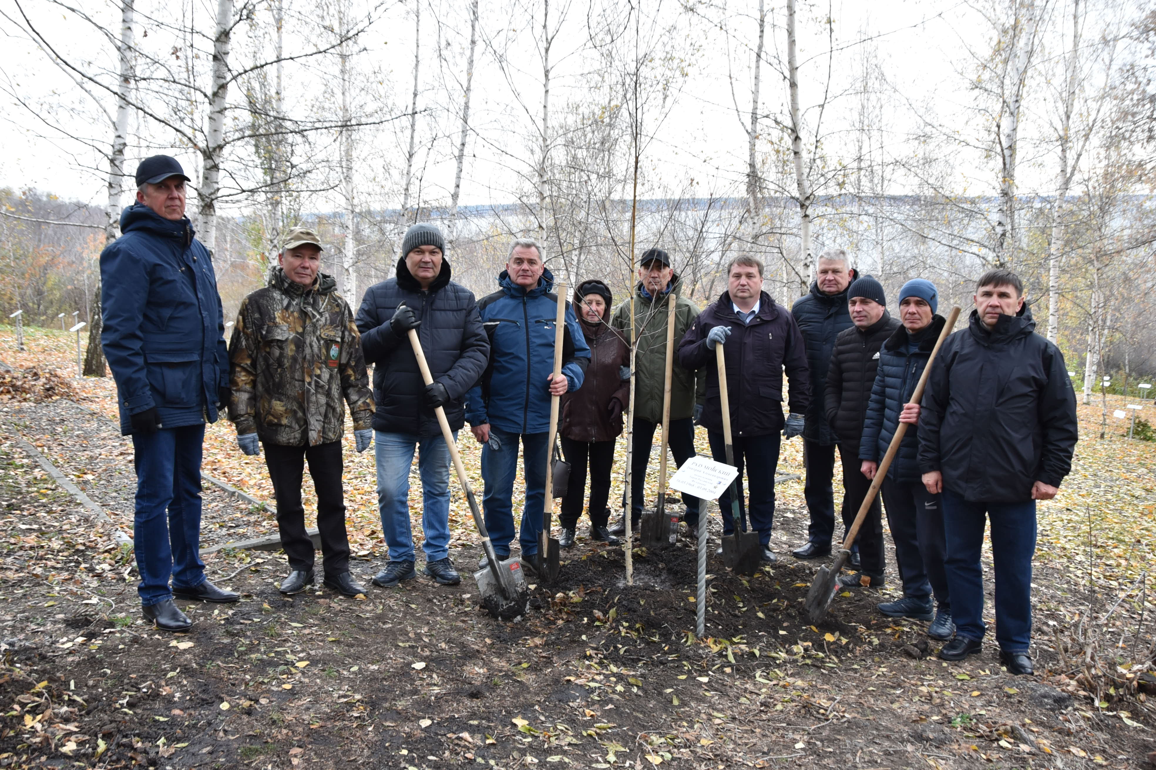 В Ульяновске высадили деревья в честь Героев России Дмитрия Разумовского и Николая Джорджадзе.