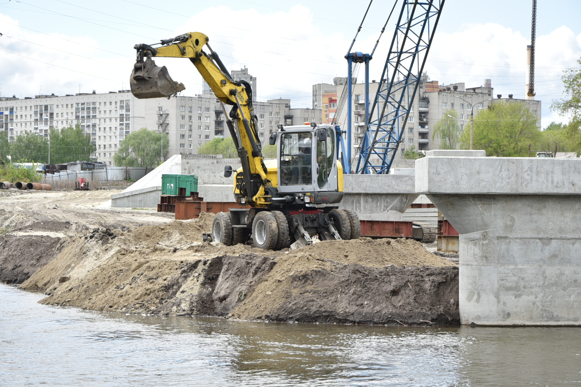 К сборке пролётов будущего моста в створе улиц Шевченко и Смычки планируют приступить в конце мая.