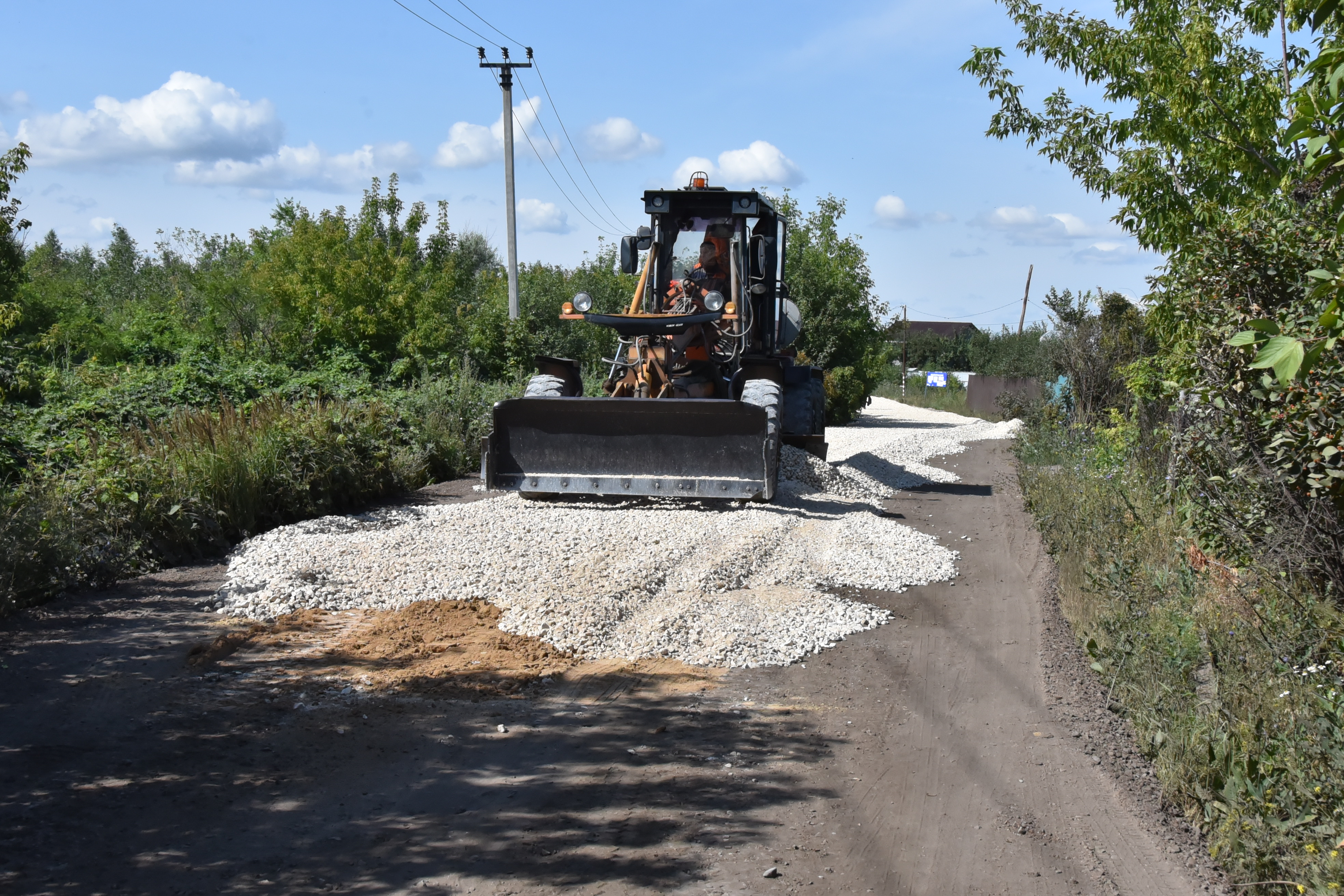 На подъездах к ульяновским СНТ ремонтируют дороги и строят остановки.