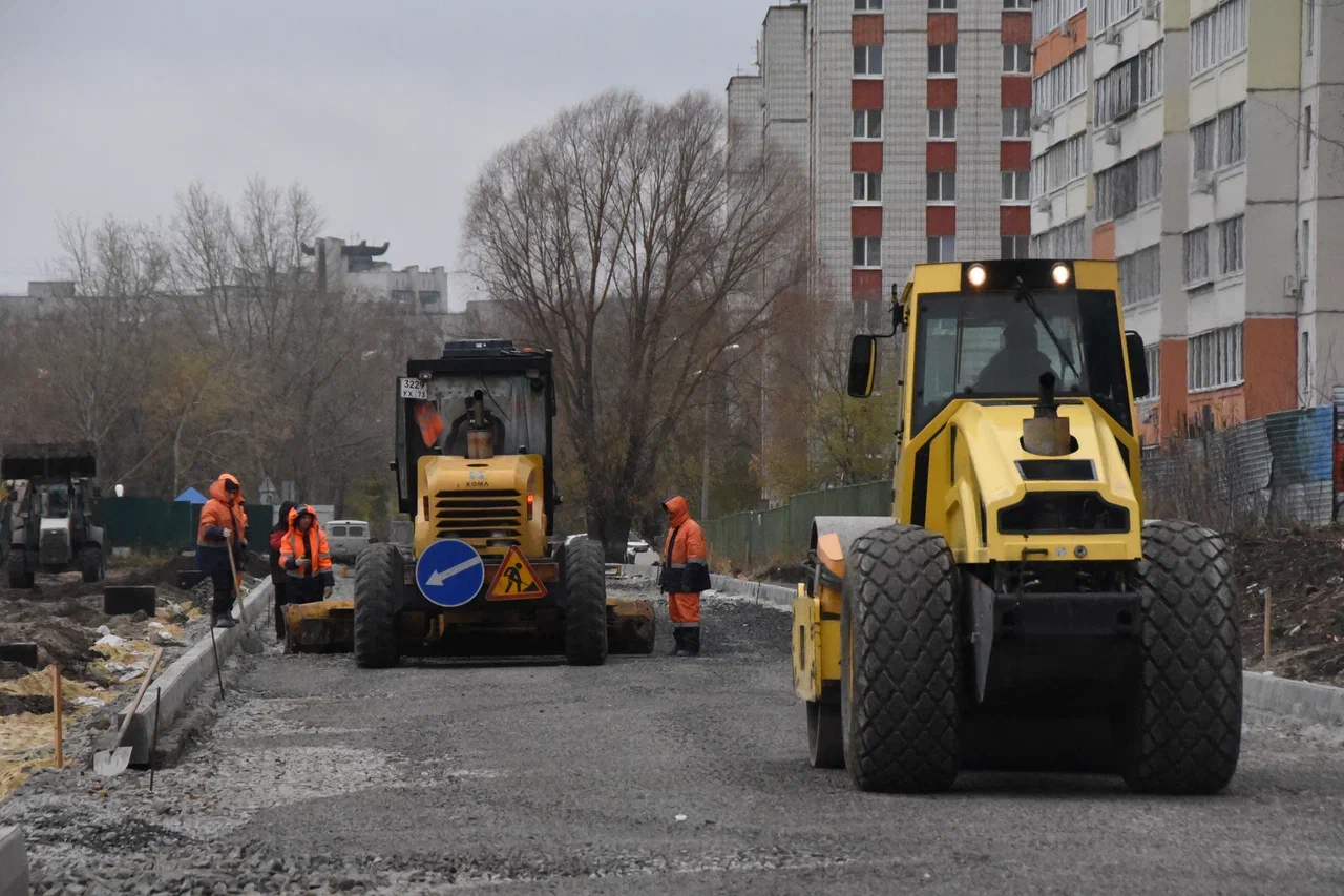 На новой дороге по улице Аблукова начат монтаж системы освещения.