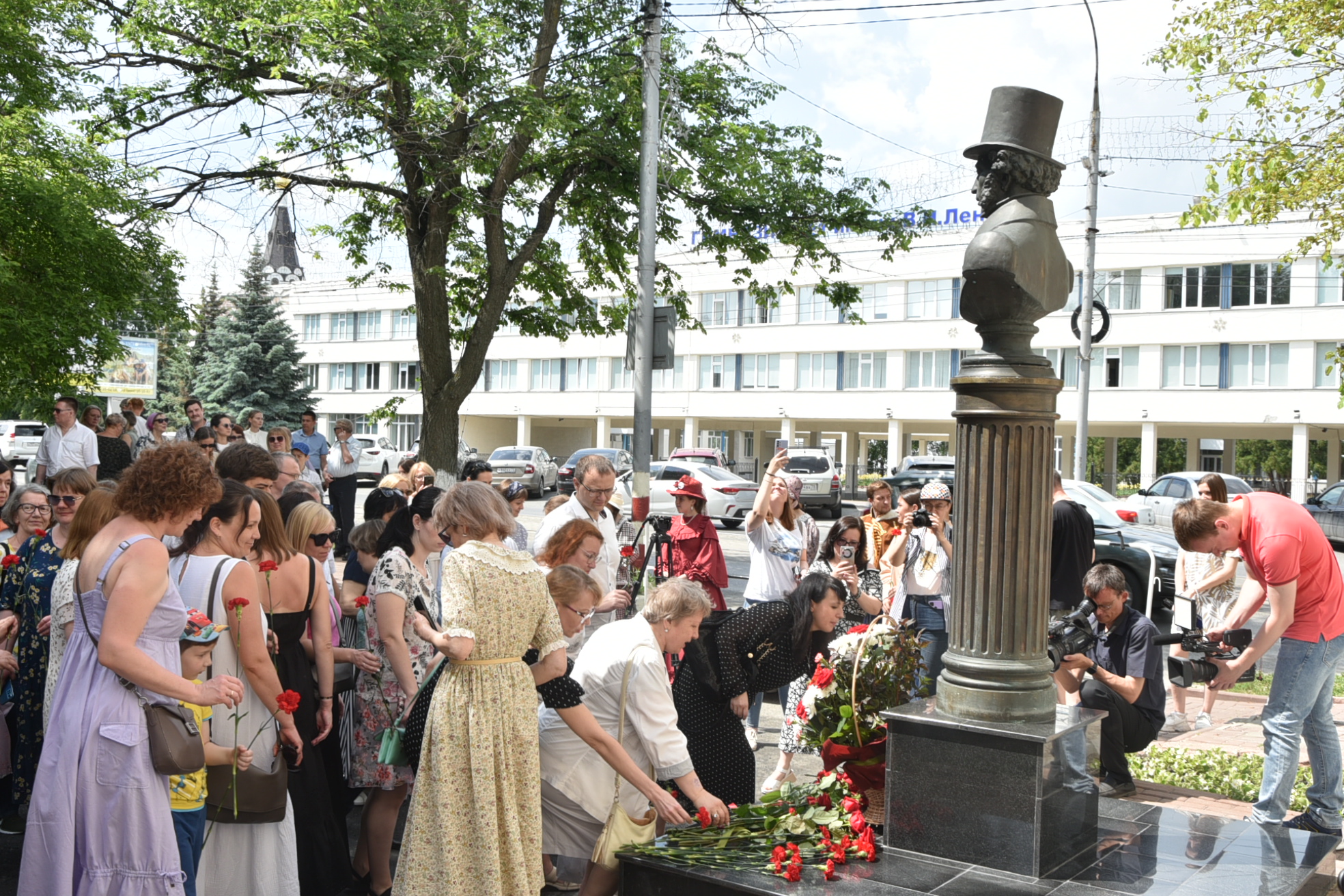 В Ульяновске отмечают 225-летие со дня рождения поэта Александра Пушкина.