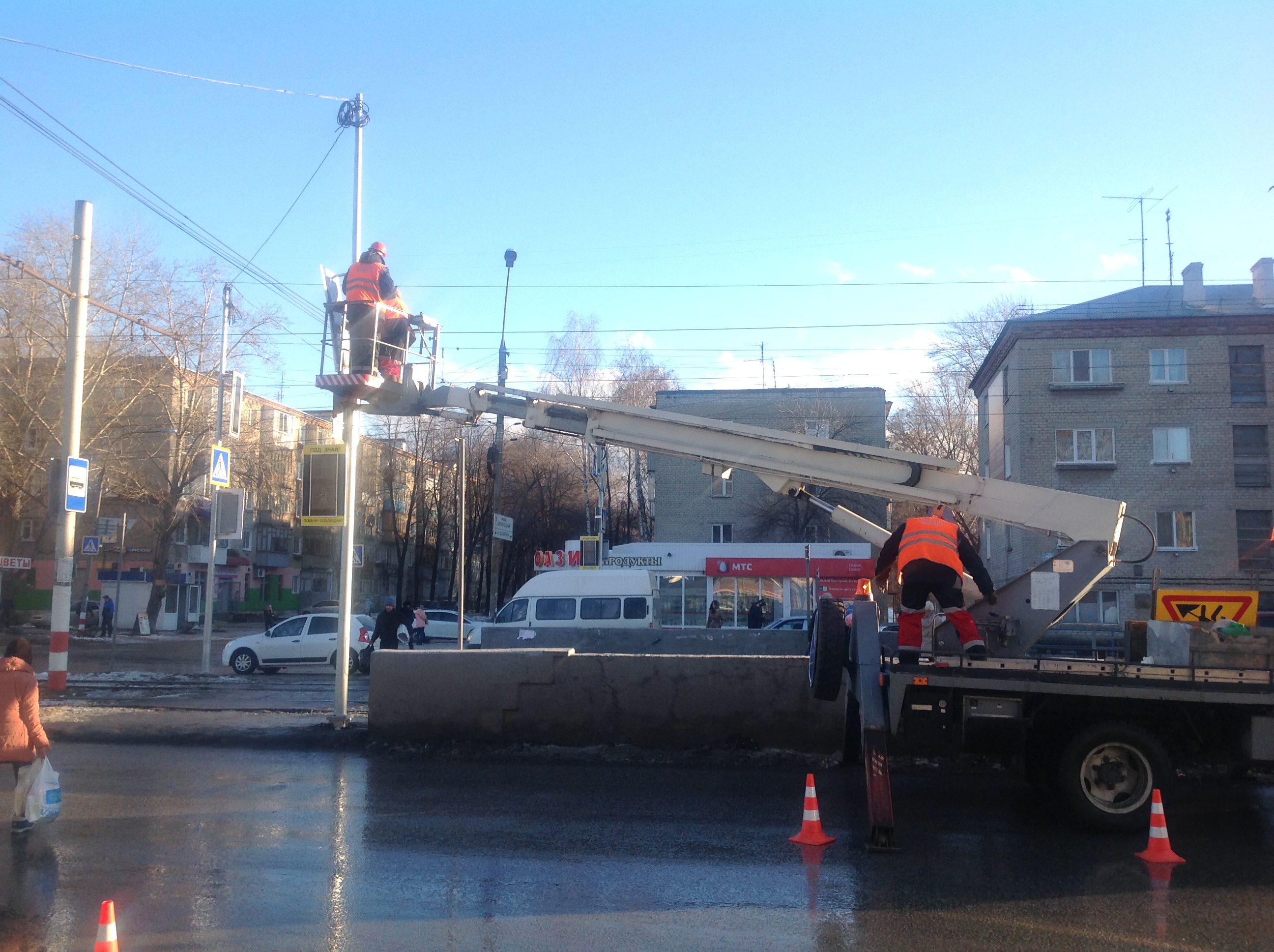 Ульяновский МБУ «Правый берег» ремонтирует два светофора.