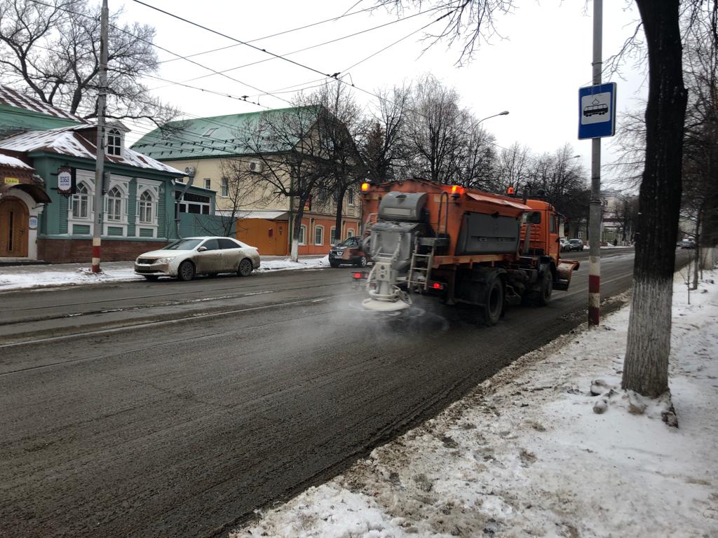 За ночь для обработки дорог и тротуаров Ульяновска использовали более 200 тонн противогололёдных материалов.