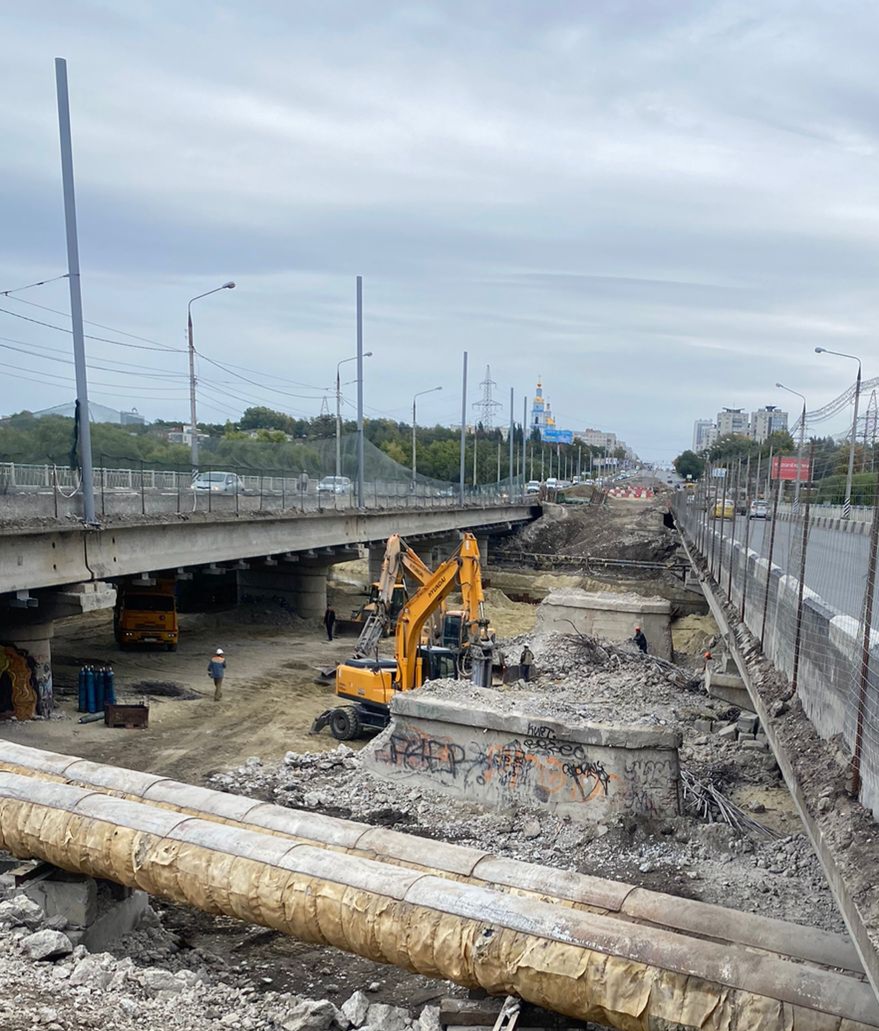 Завершён демонтаж серединной части моста по улице Минаева.