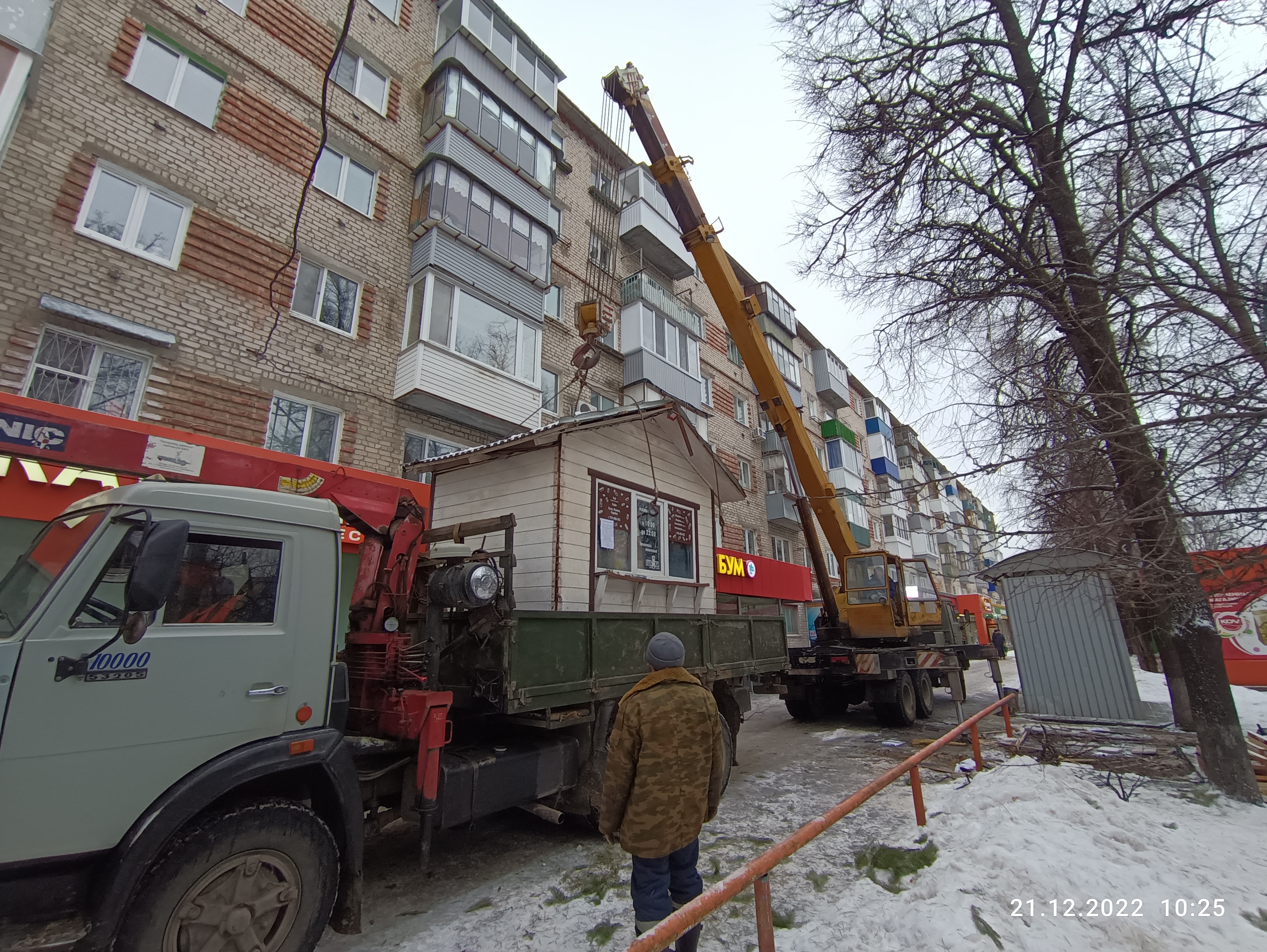 Ульяновск продолжают очищать от самовольно установленных киосков.