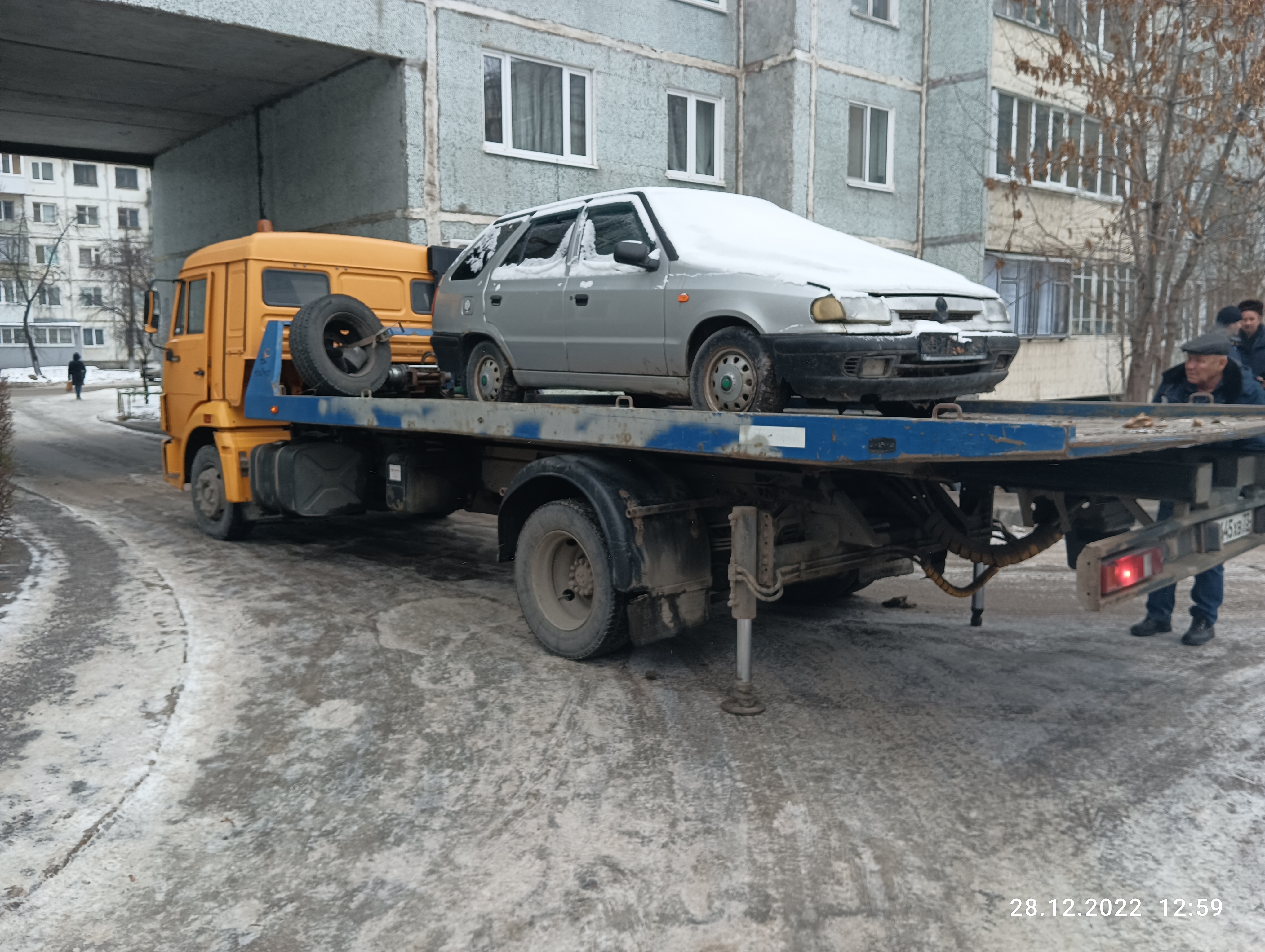 В Железнодорожном районе Ульяновска эвакуировали брошенный автомобиль.